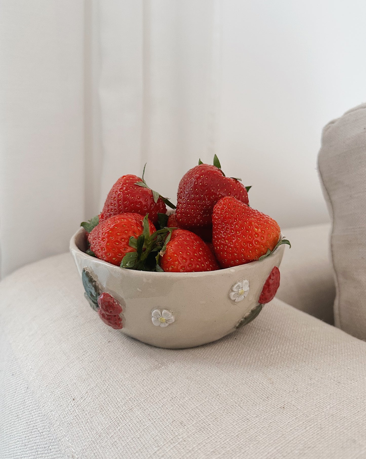 SOMMARDRÖM strawberries & white flowers bowl