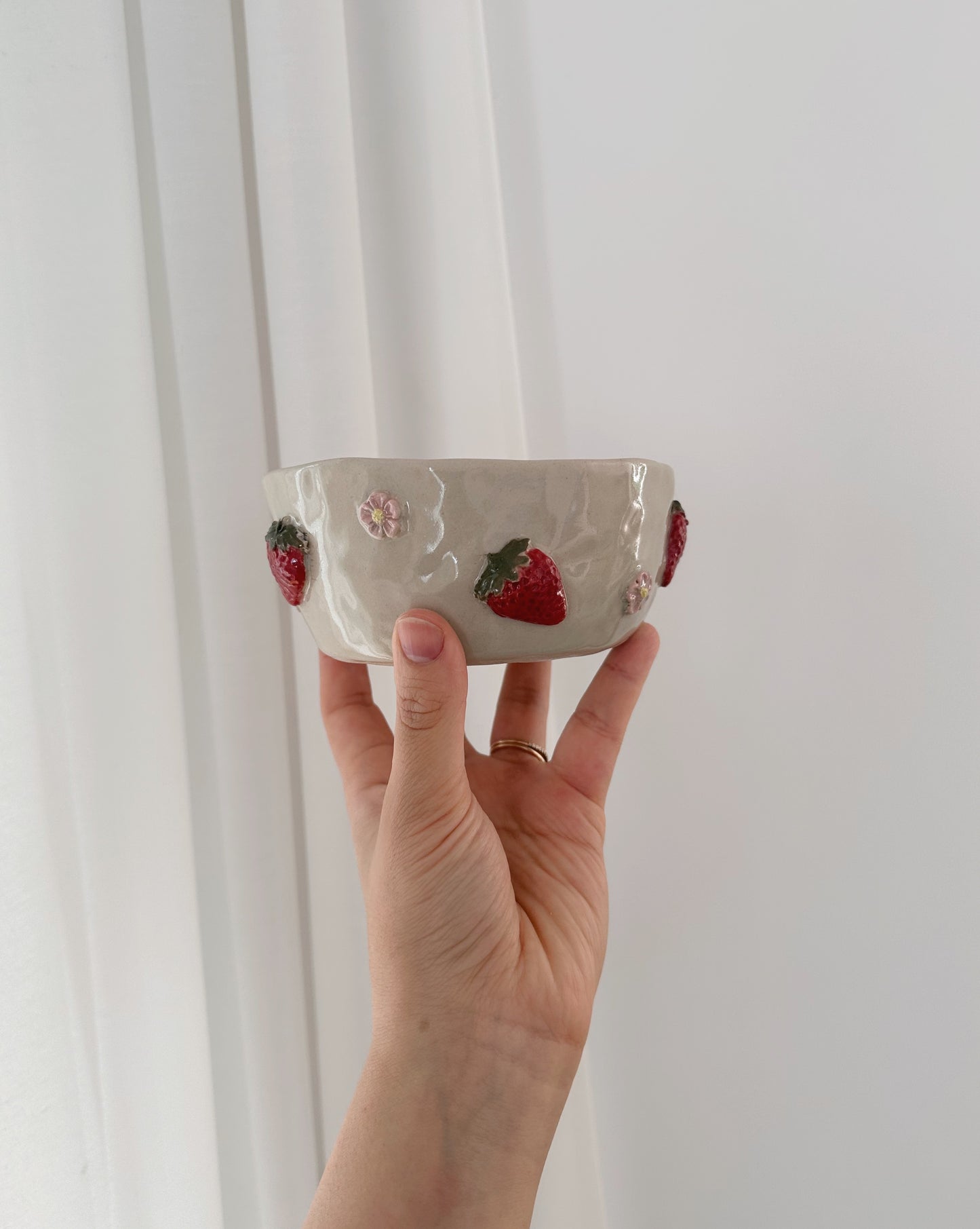 SOMMARDRÖM strawberries & flowers bowl