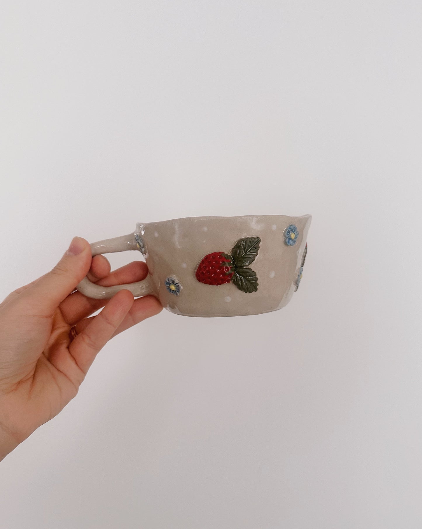 Mugg för jordgubbar och blå blommor