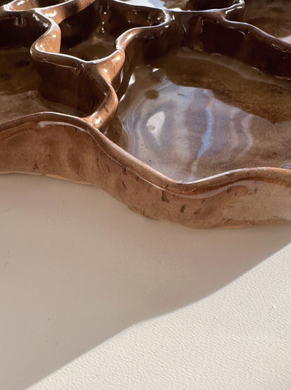 WAVY round girldinner plate - chai (glaze drip)