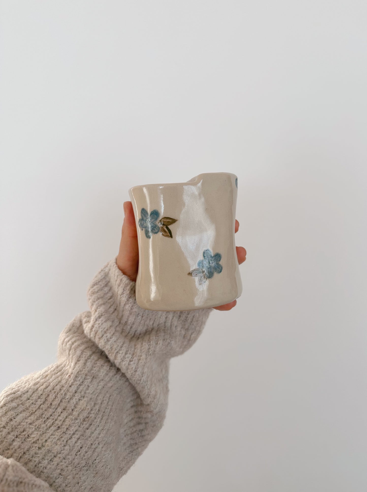 Blue flowers take-away mug