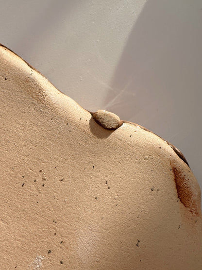 WAVY round girldinner plate (glaze drips)
