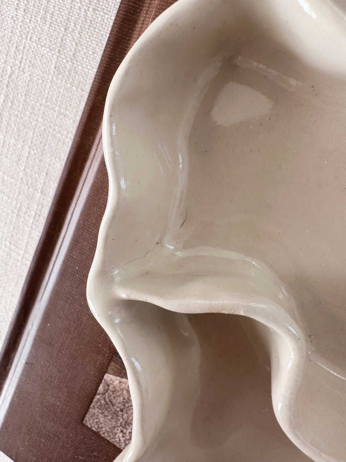WAVY decorative dish (surface cracks, glaze defect)