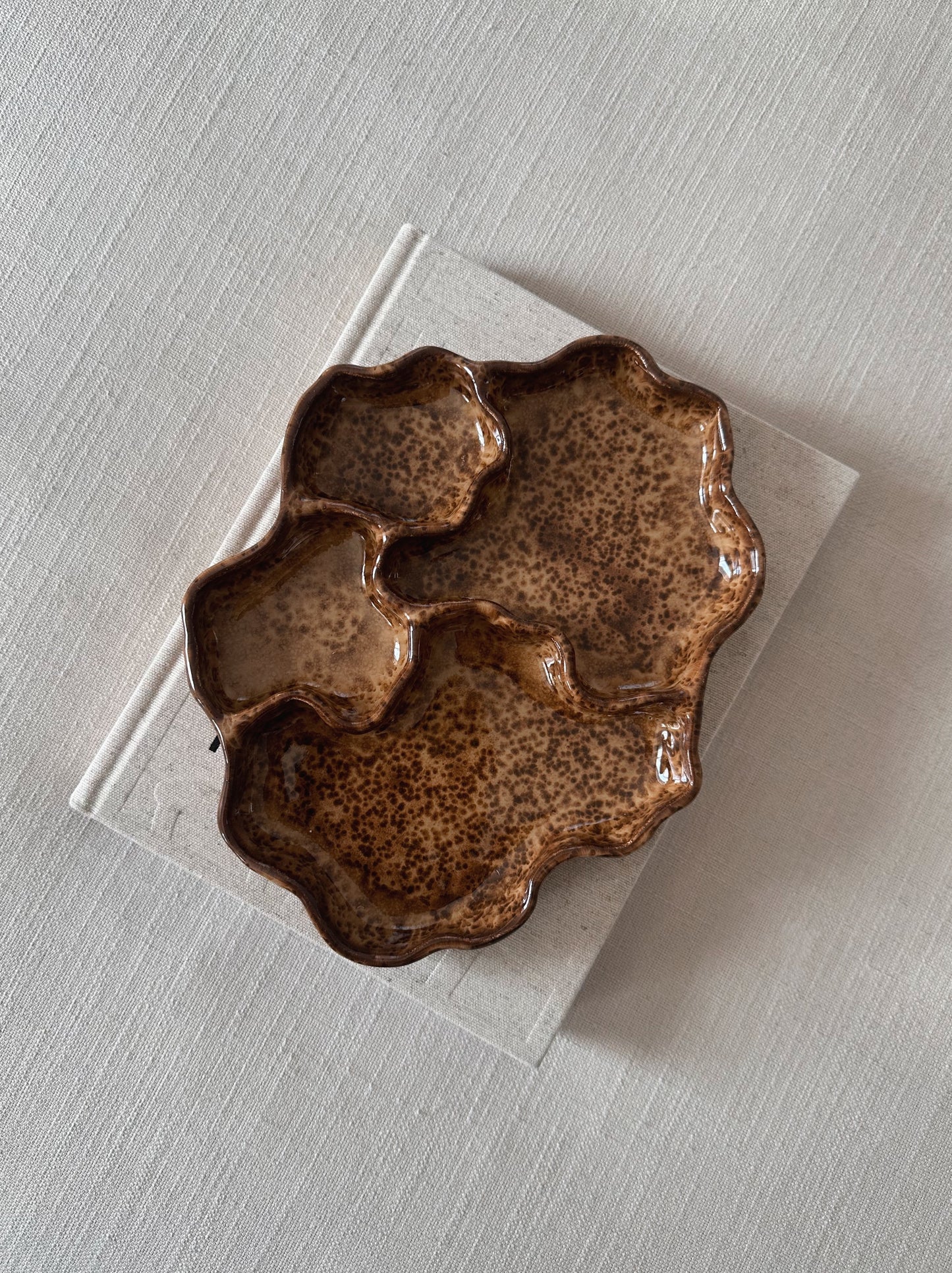 WAVY plate - mocha
