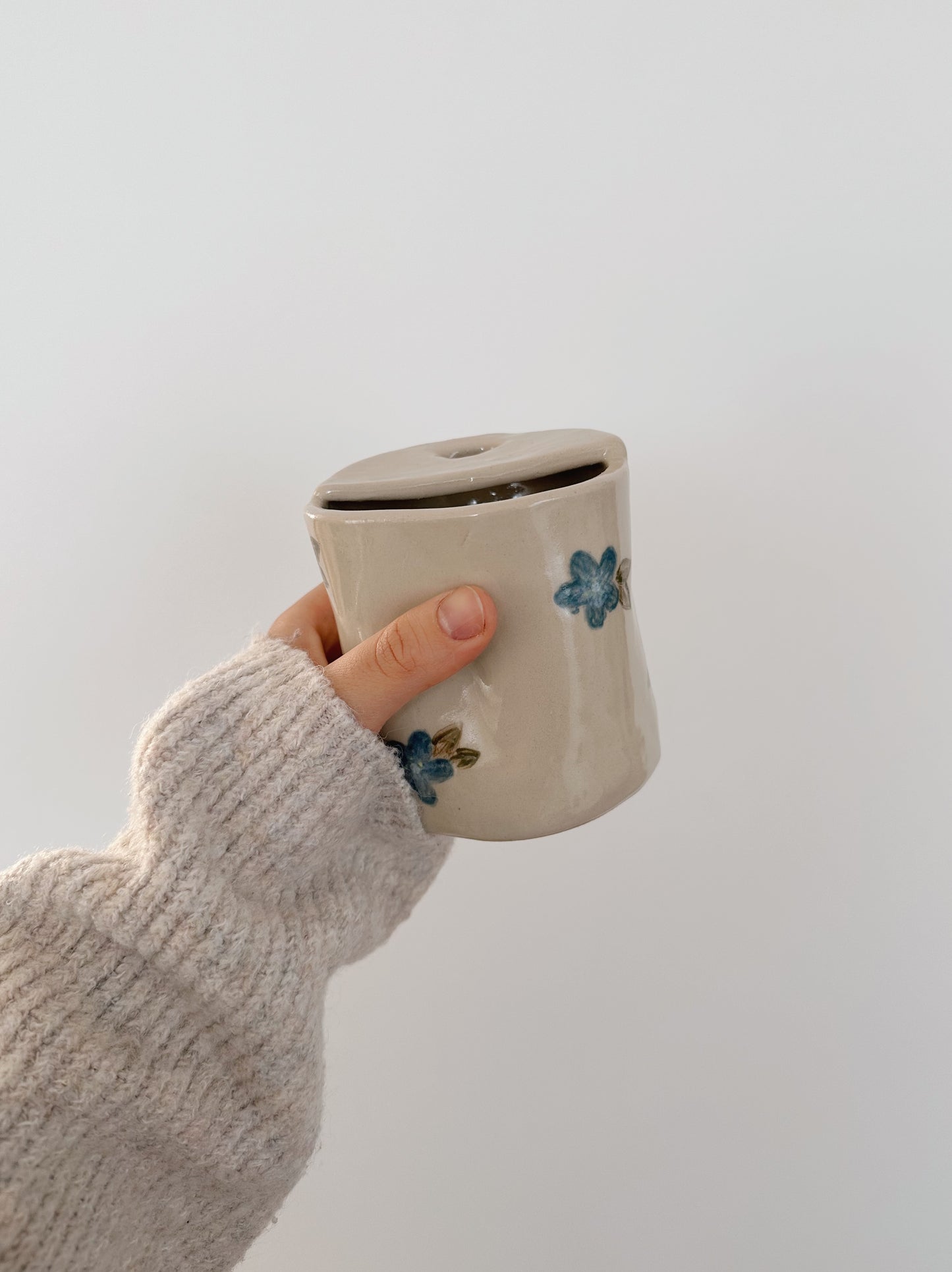Blue flowers take-away mug