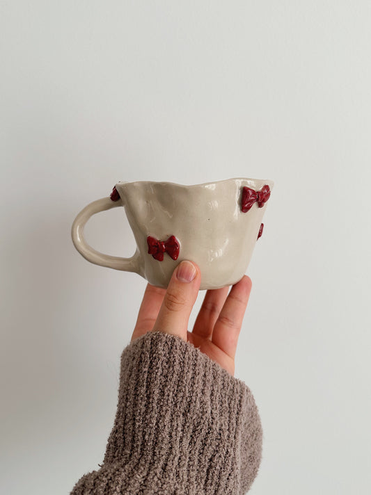 Mug with dark red bows