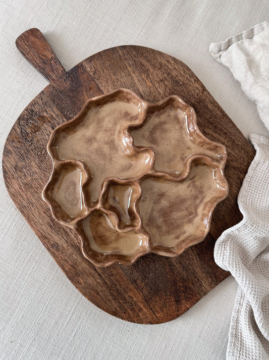 WAVY round girldinner plate - chai (glaze drip)