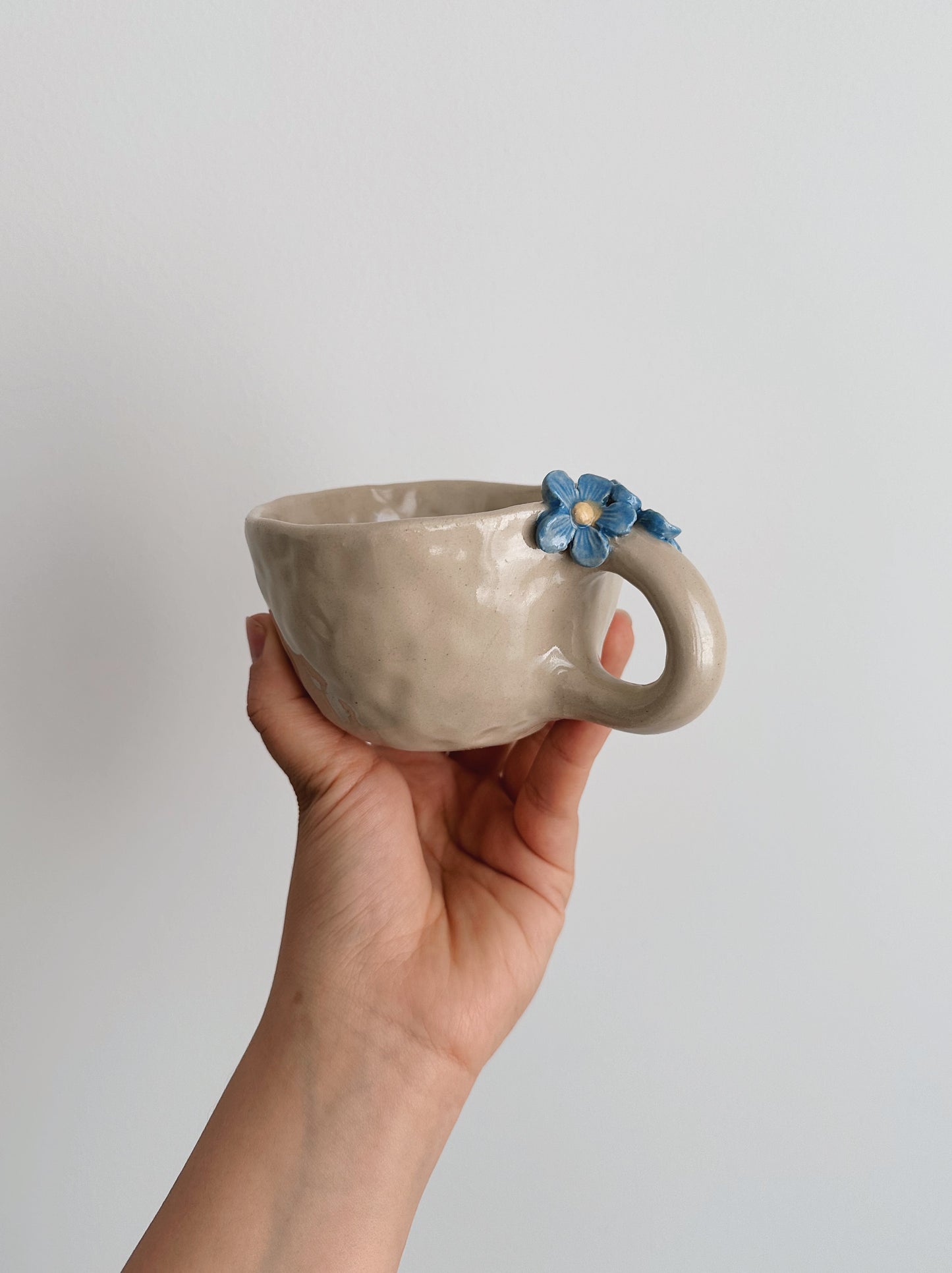 FLOWER mug blue flowers (broken flower petal)