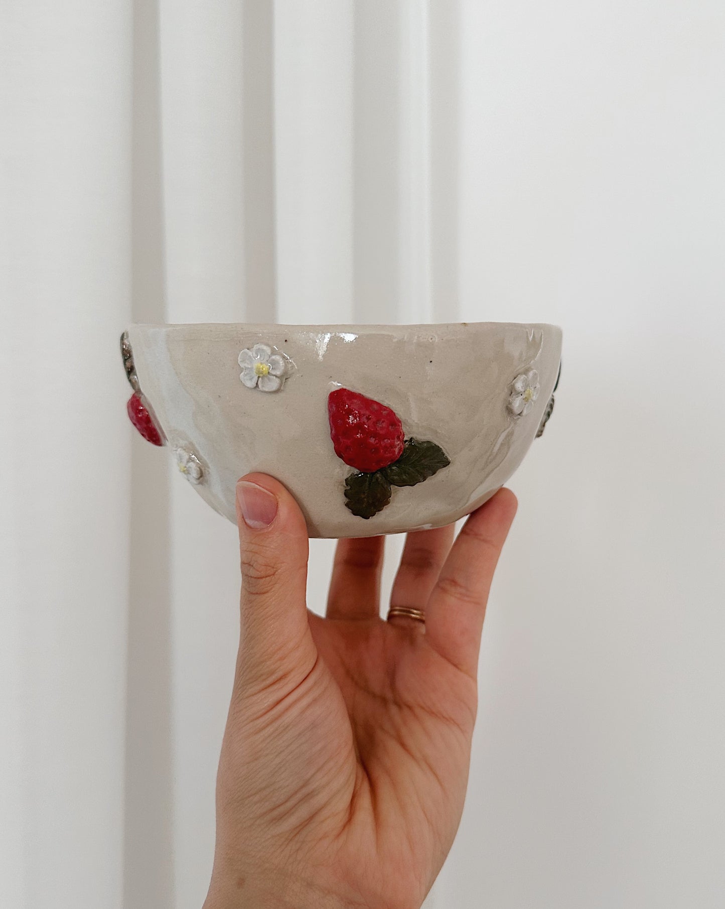 SOMMARDRÖM strawberries & white flowers bowl
