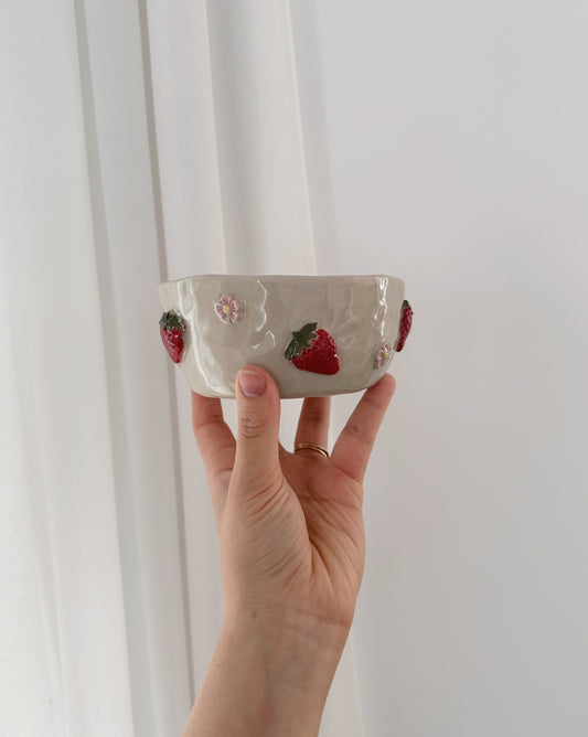 SOMMARDRÖM strawberries & flowers bowl