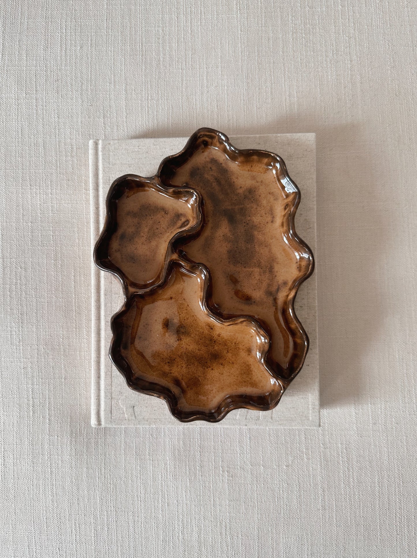 WAVY plate - cocoa (bottom glaze defect)