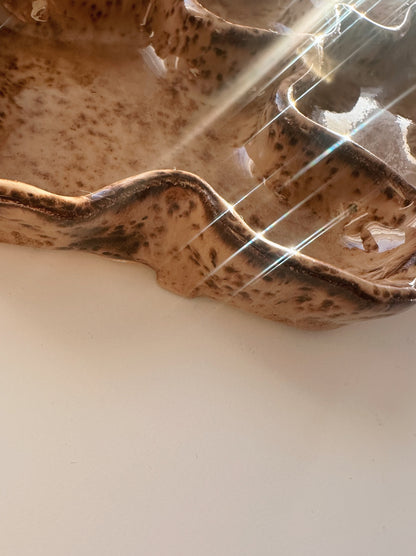 WAVY round girldinner plate (glaze drips)