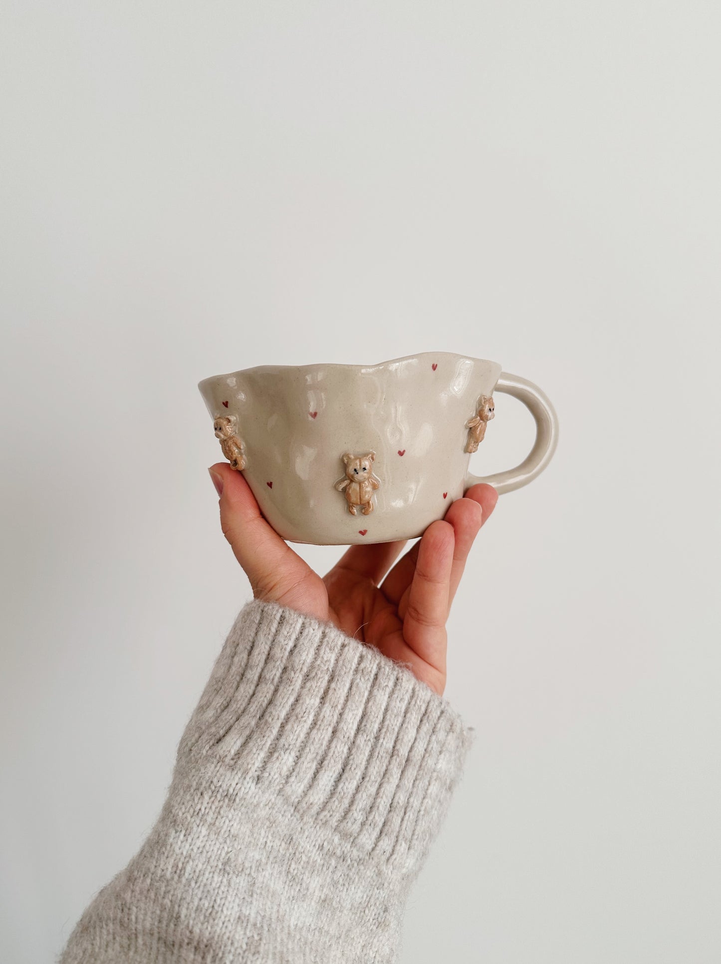 TEDDY mug with small red hearts