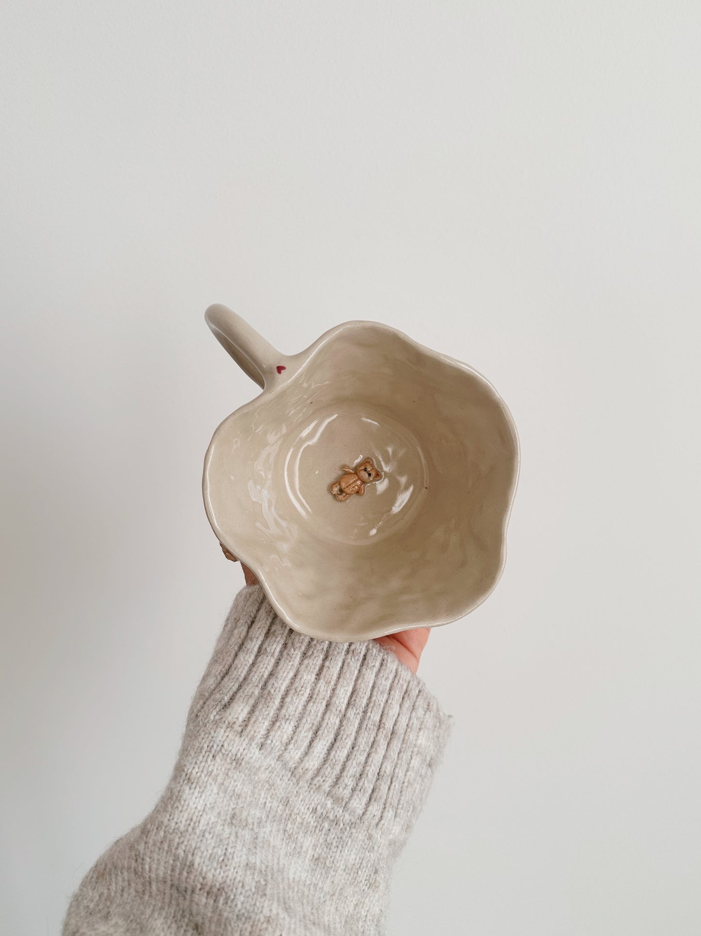 TEDDY mug with small red hearts