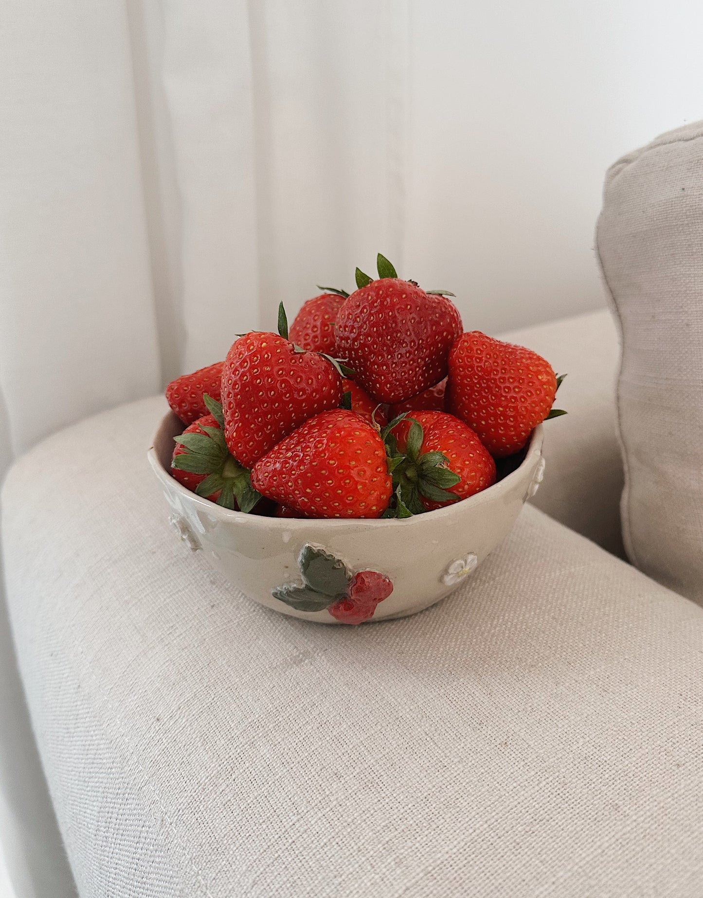 SOMMARDRÖM strawberries & white flowers bowl