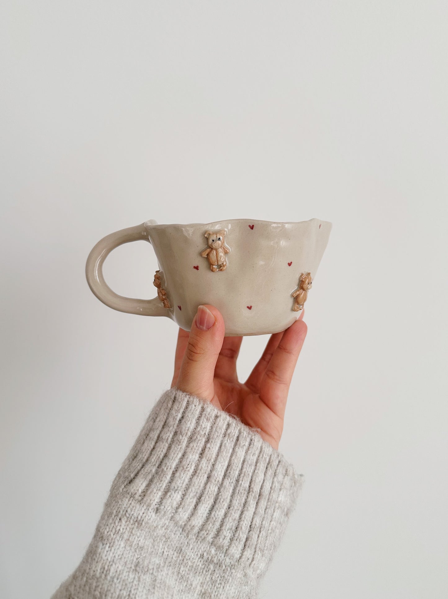 TEDDY mug with small red hearts