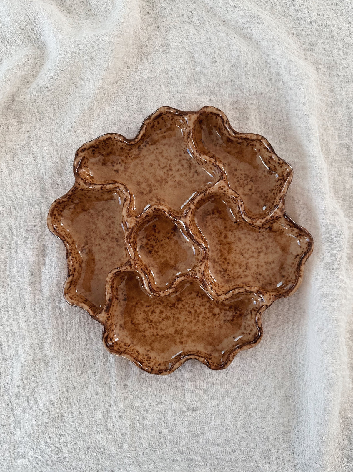 WAVY round girldinner plate (glaze drips)