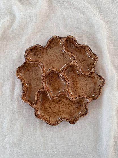 WAVY round girldinner plate (glaze drips)