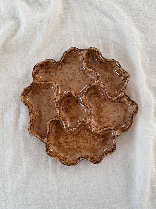 WAVY round girldinner plate (glaze drips)