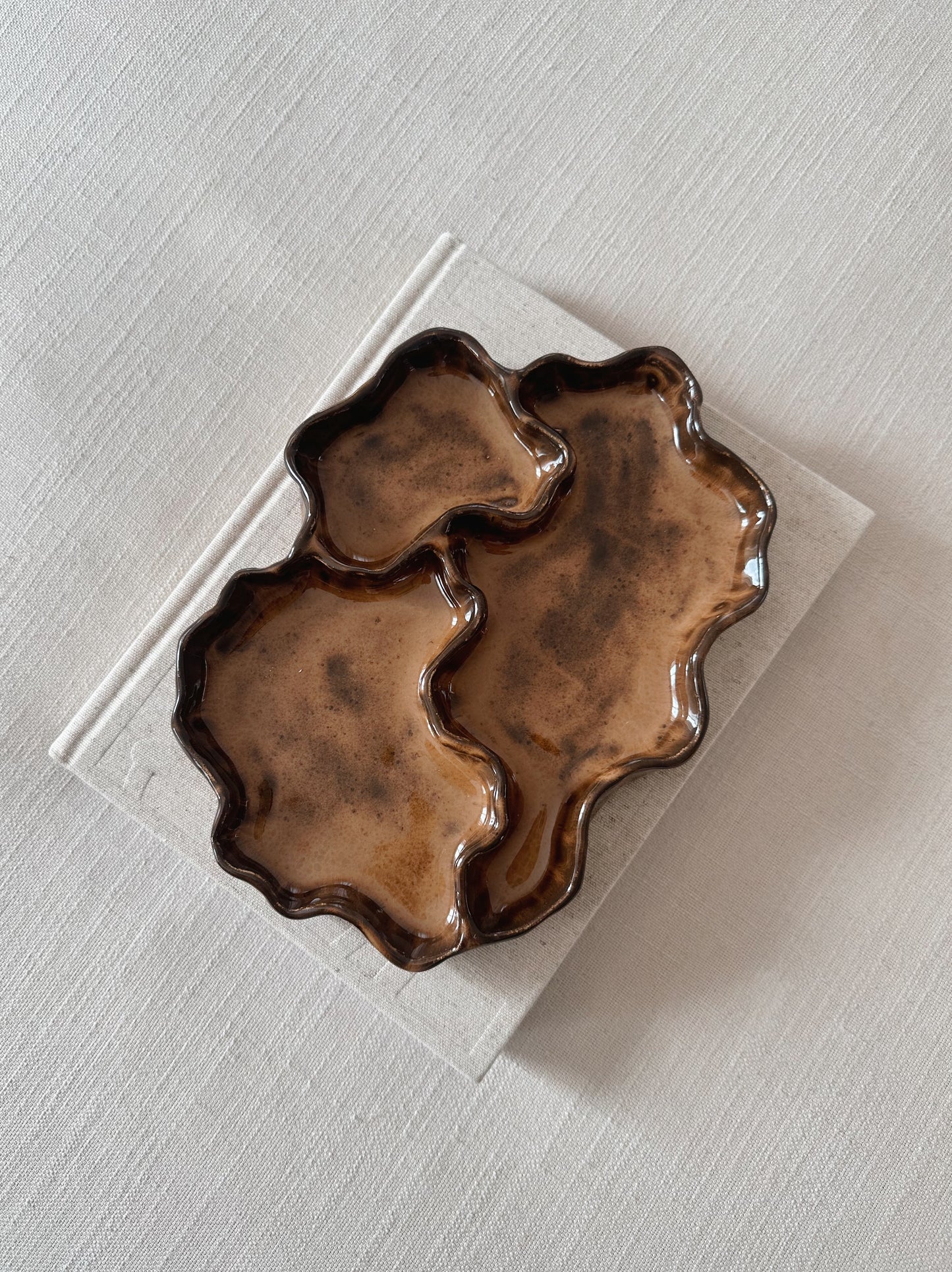 WAVY plate - cocoa (bottom glaze defect)