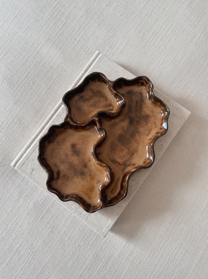 WAVY plate - cocoa (bottom glaze defect)