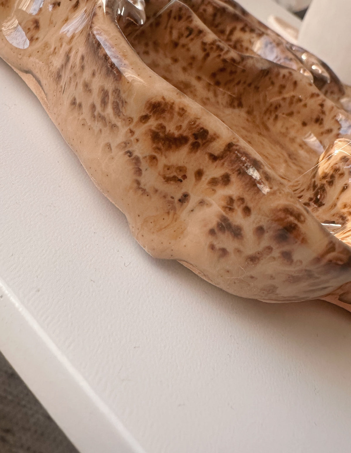 WAVY round girldinner plate (glaze drips)