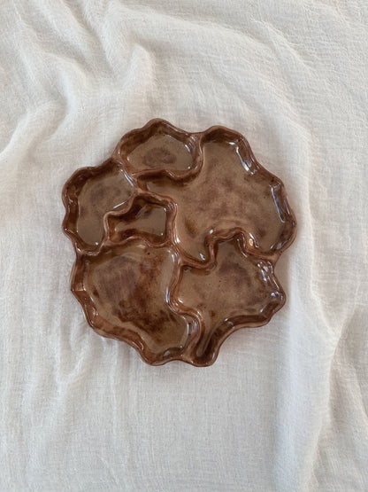 WAVY round girldinner plate - chai (glaze drip)
