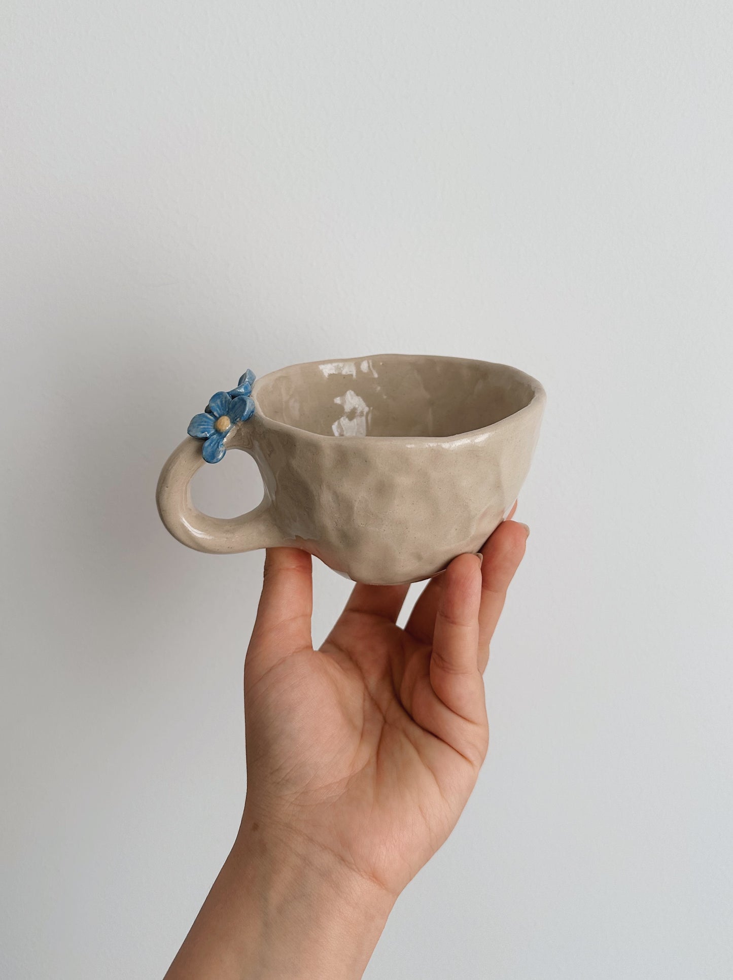 FLOWER mug blue flowers (broken flower petal)